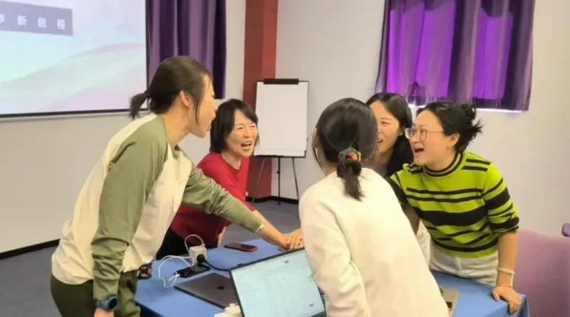 半年会上满怀激动的 Karen 和小伙伴